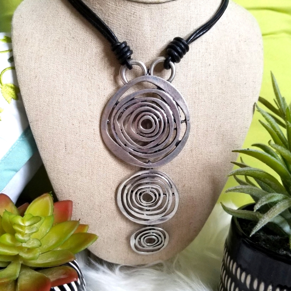 BEAUTIFUL..SILVER PLATED 3 RING NECKLACE.